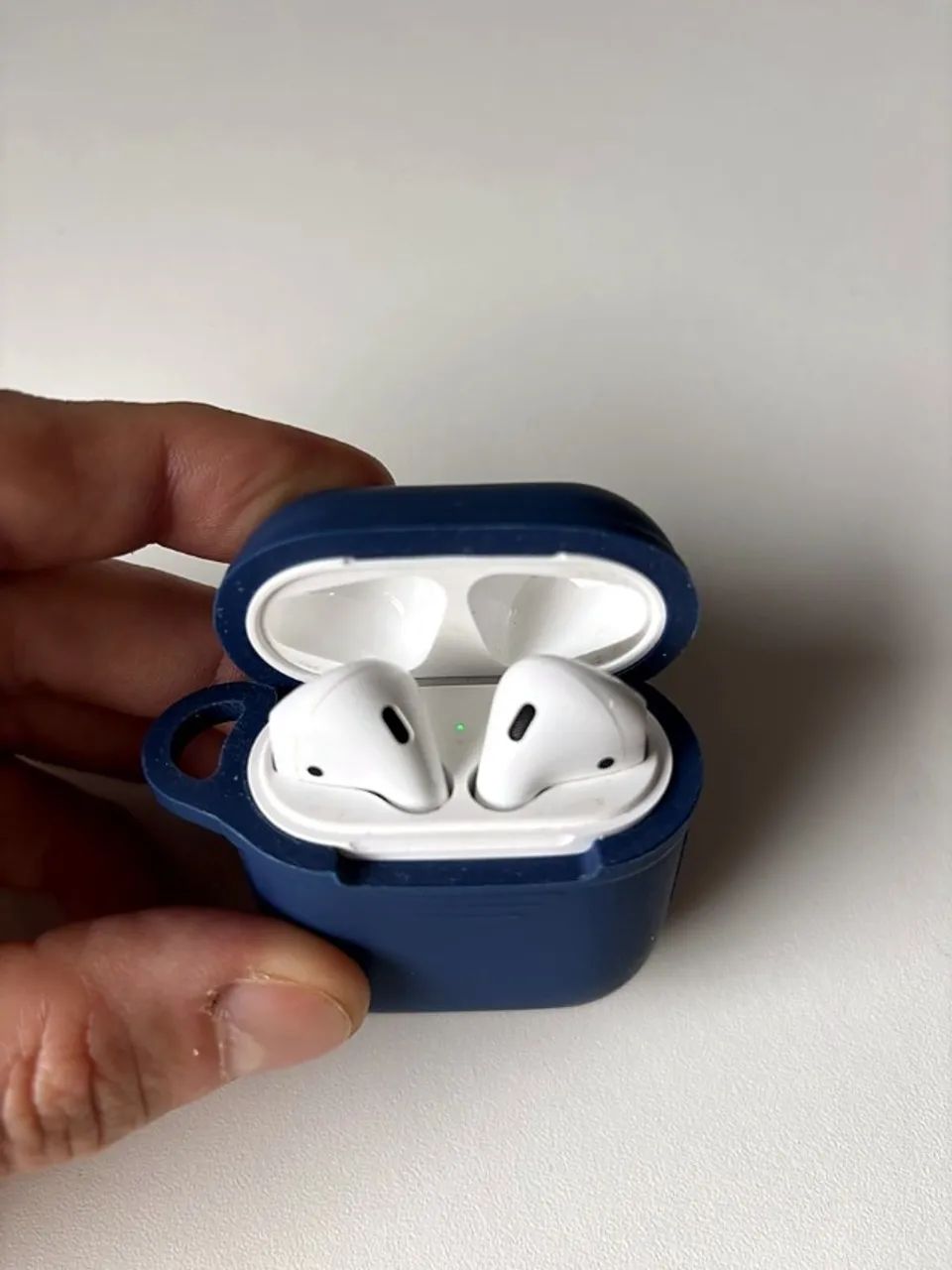 AirPods 2ª geração com capa (fone esquerdo com bateria fraca)