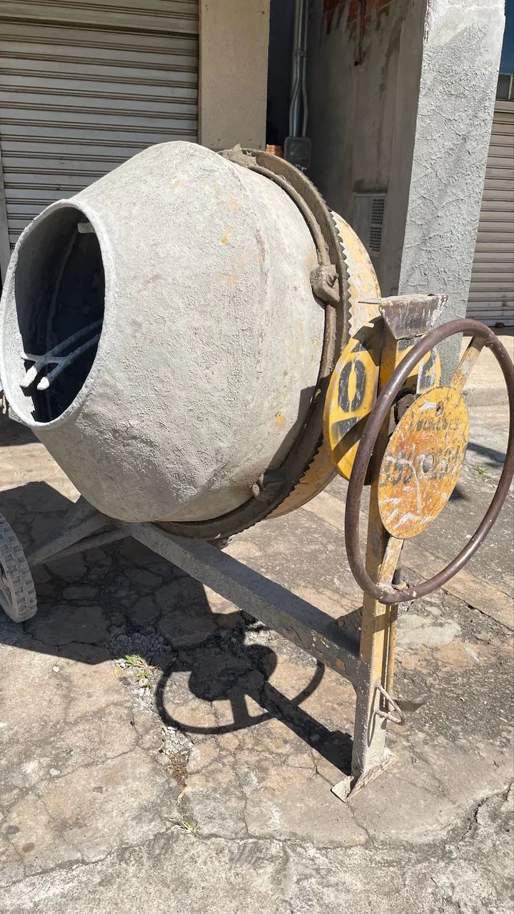 Betoneira Menegotti 400L com motor monofásico 220V - Funcionando