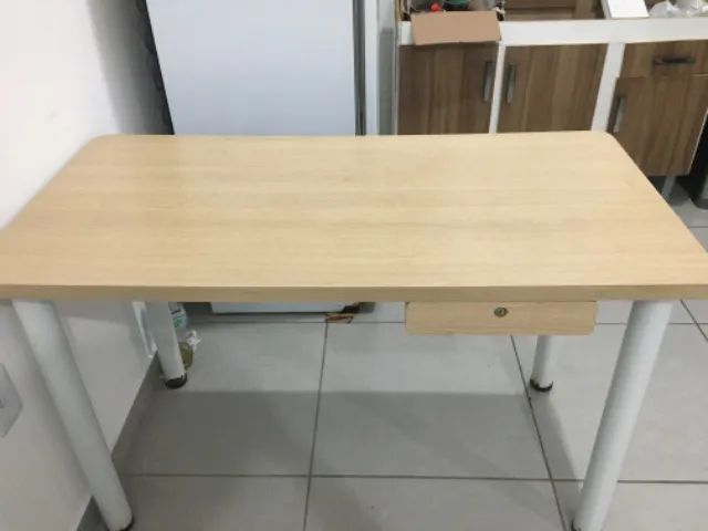 Mesa com gaveta 