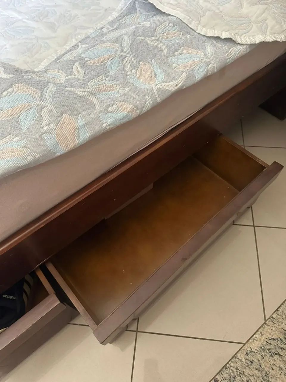 Cama de Casal Madeira Imbuia Cabeceira Gavetas e Mesa de Cabeceira - Foto 4