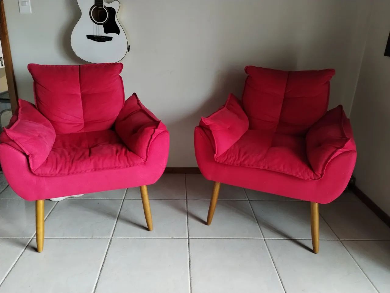 Duas poltronas vermelhas