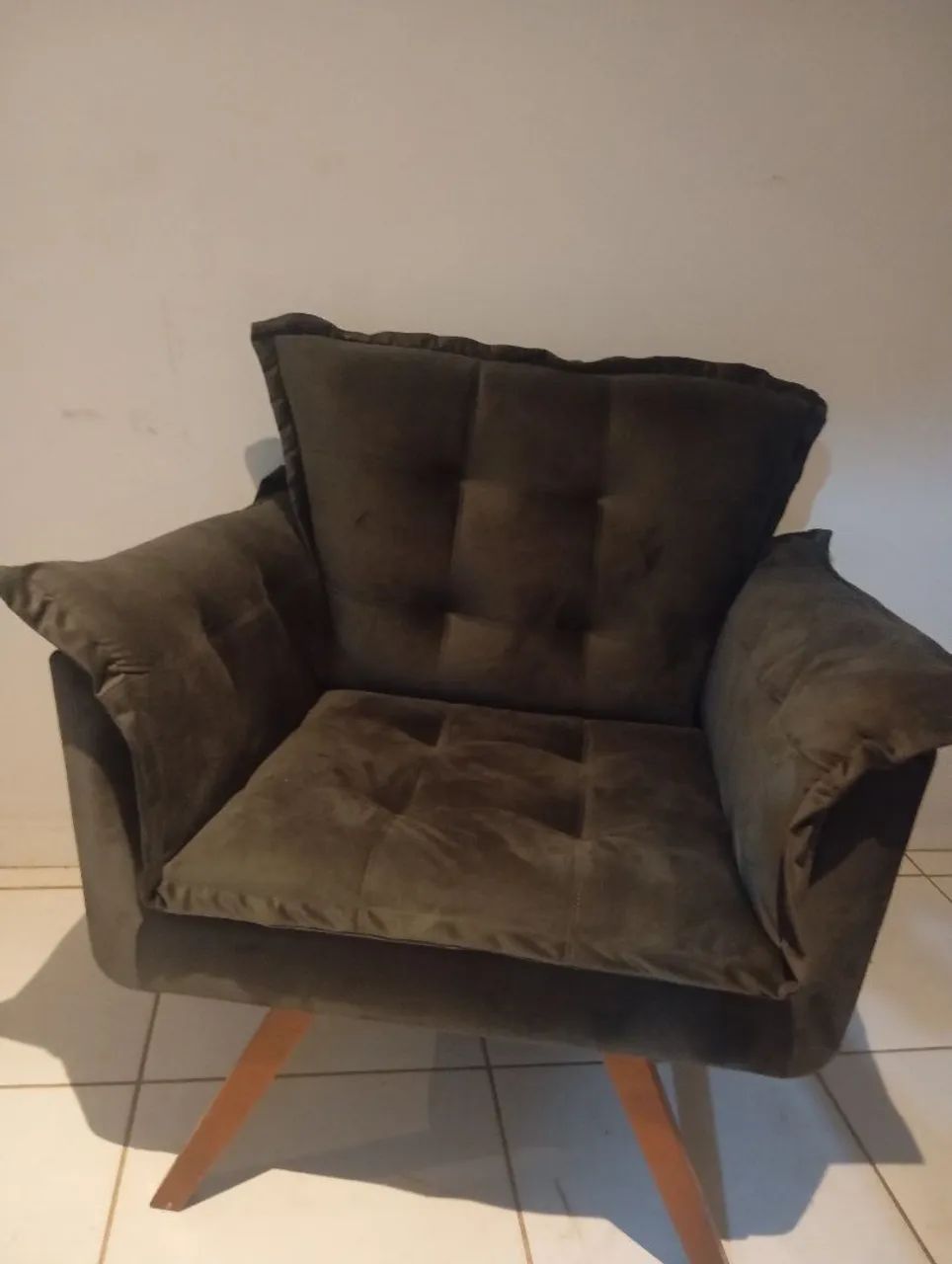 Poltrona cinza com Pés Palito semi nova - Foto 3