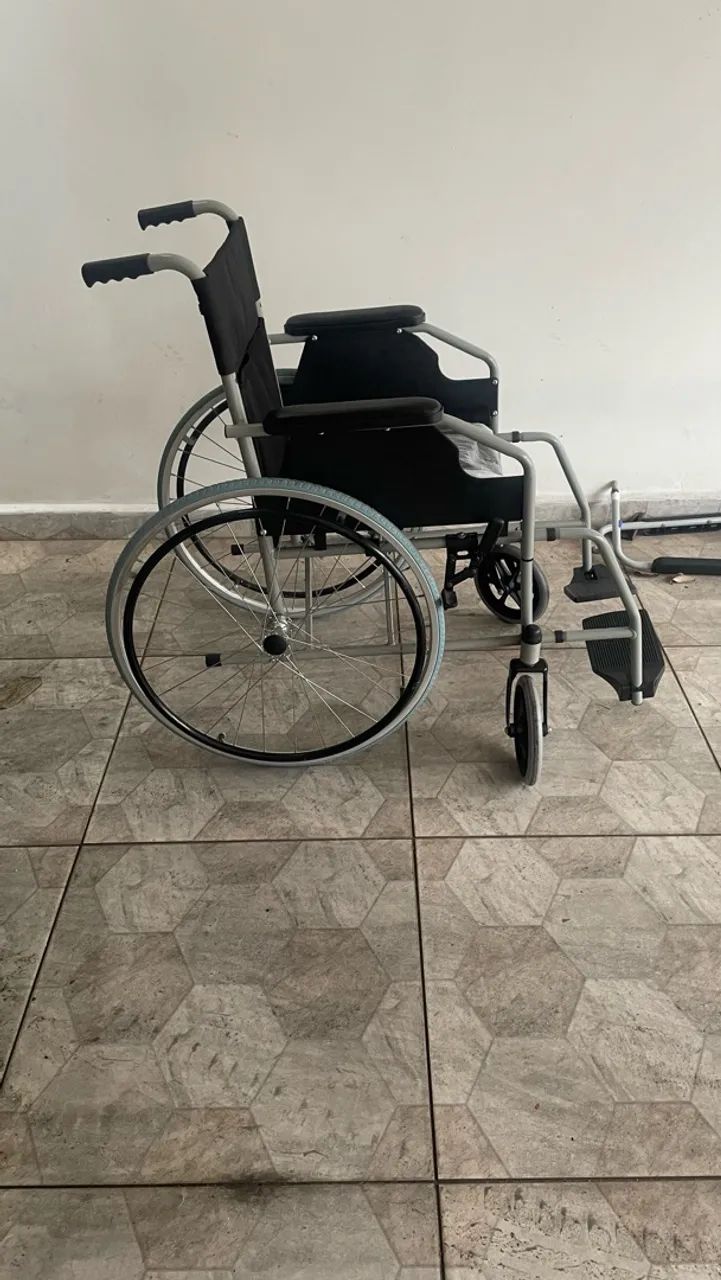 Cadeira de rodas + cadeira de banho  - Foto 2
