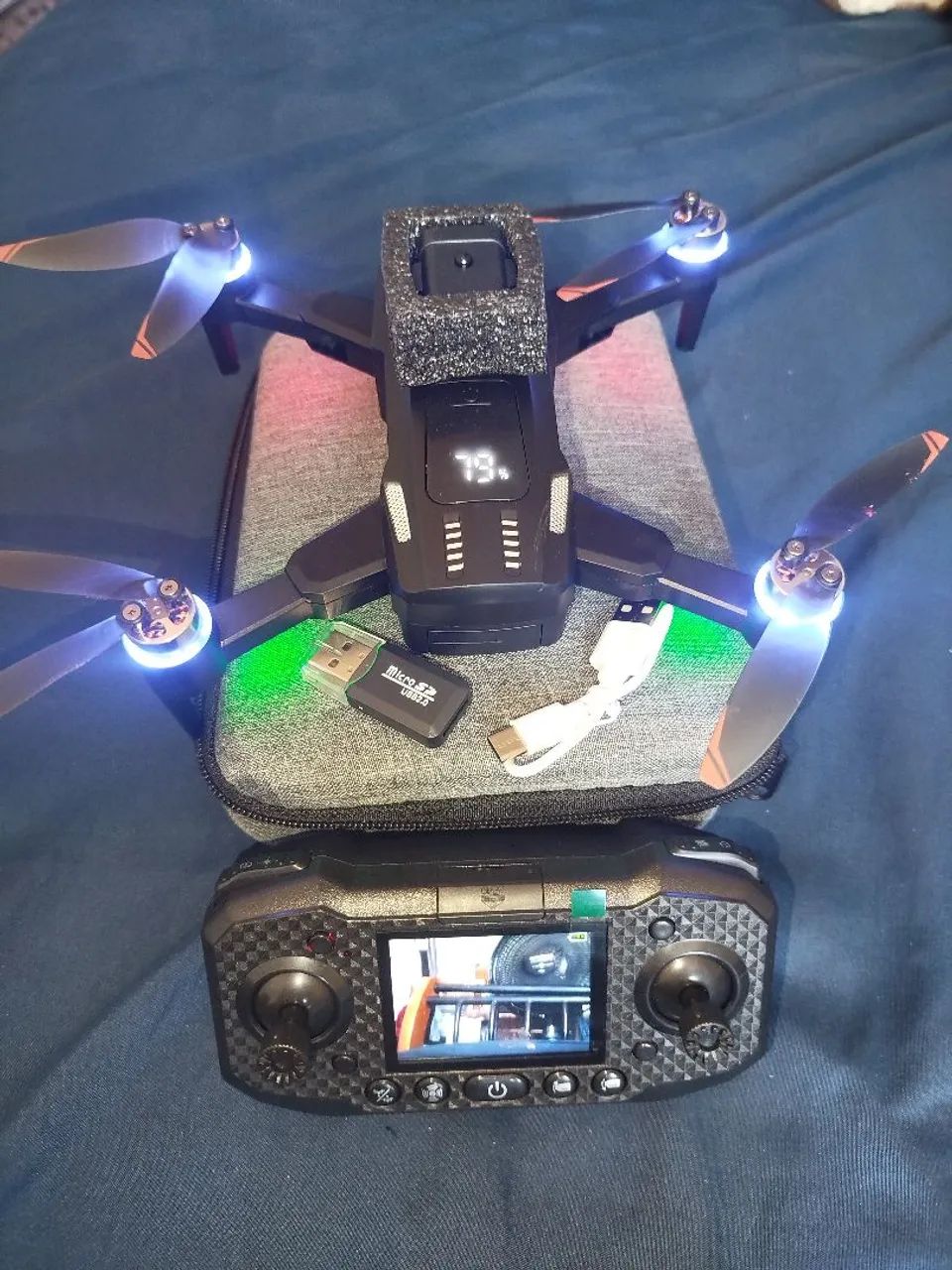 Drone com Tela no Controle e cartão SD de 8 GB. Controle Recarregável.