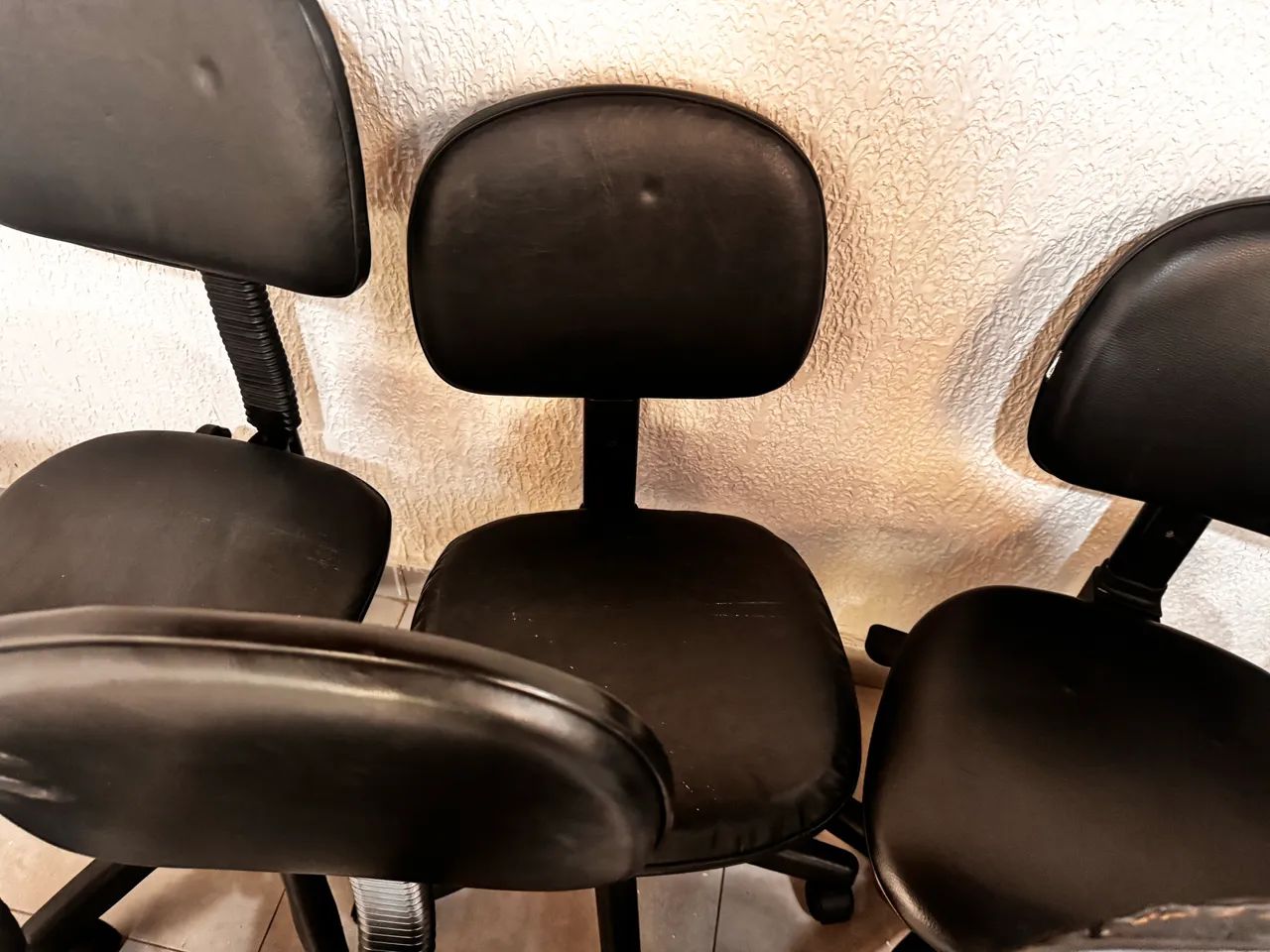 8 cadeiras de escritório em excelente estado de conservação  - Foto 3