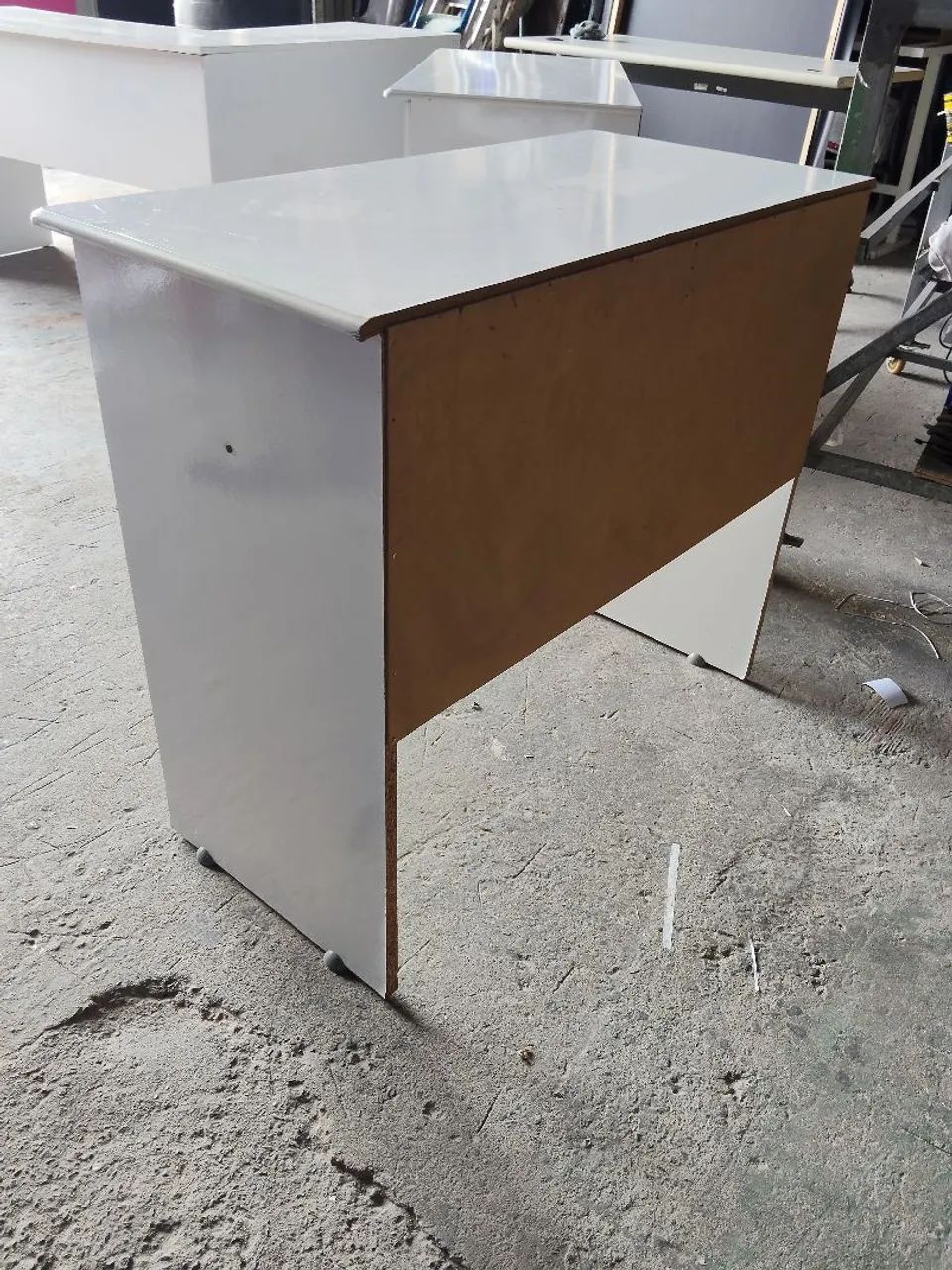 Mesa escritório pequena faltando gavetas 415986512927795201