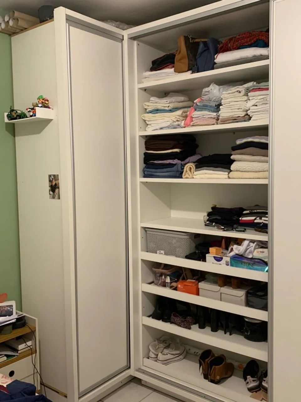 QUARDA ROUPAS EM EXCELENTE ESTADO
