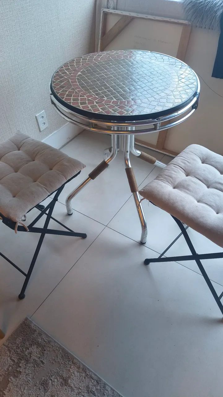 Vendo conjunto de mãezinha e cadeiras - Foto 3