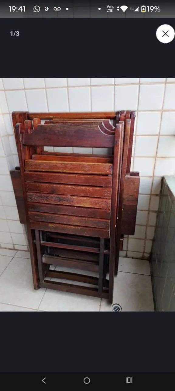 Mesa de madeira com 3 cadeiras 