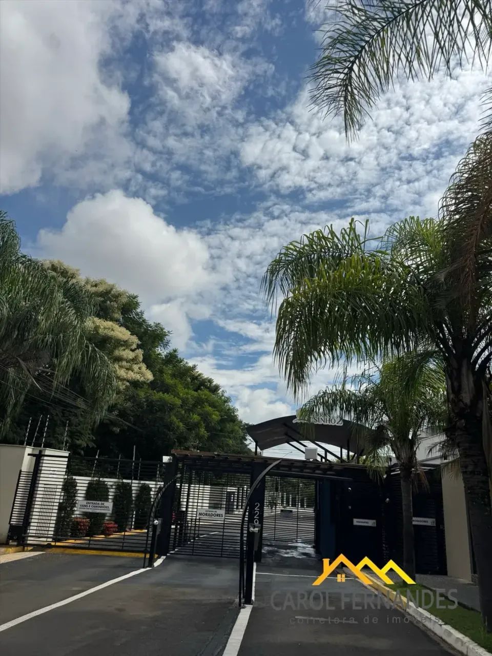 Sobrado no Condomínio Terras do Sinhô 2 com 3 suítes e piscina