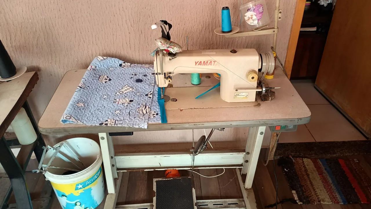 Vendo máquina de costura reta e overloque em bom estado.