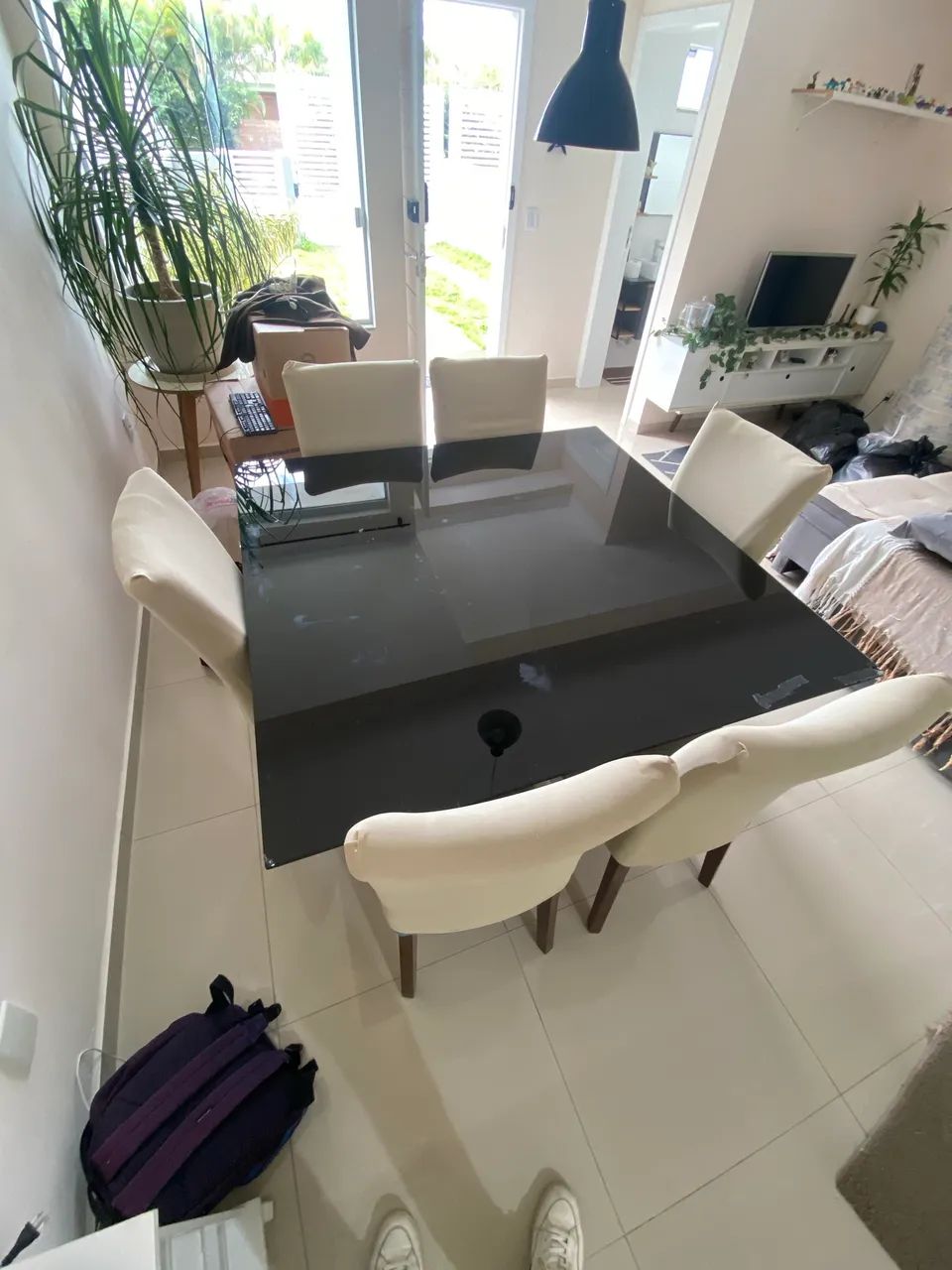 Mesa com tampo de vidro e 6 cadeiras 
