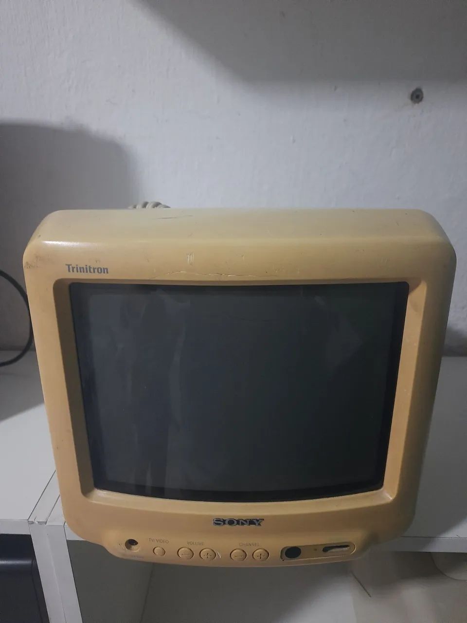 Tv sony 9 polegadas revisada ( carcaça amarelada de tempo)