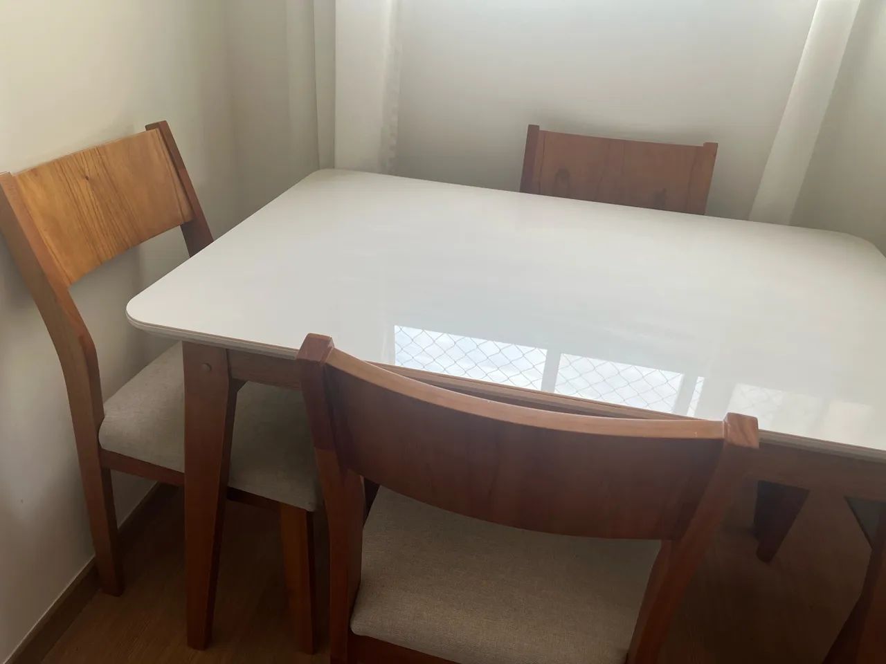 Mesa de jantar e cadeiras