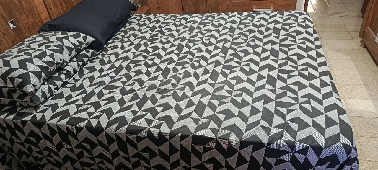 Cama de casal usada colchão D45, com base