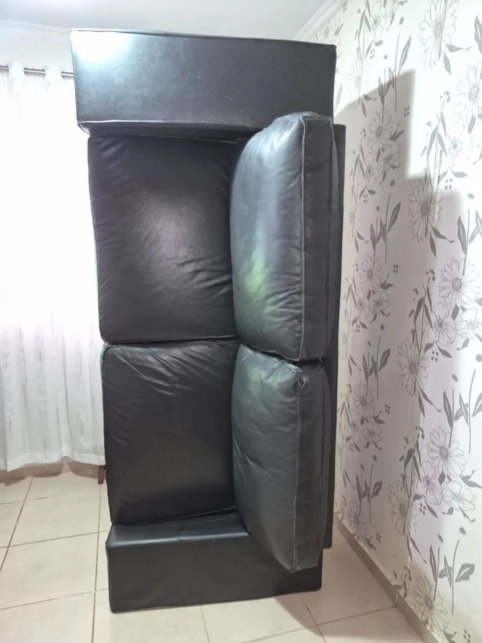 Vendo sofá de couro novíssimo 