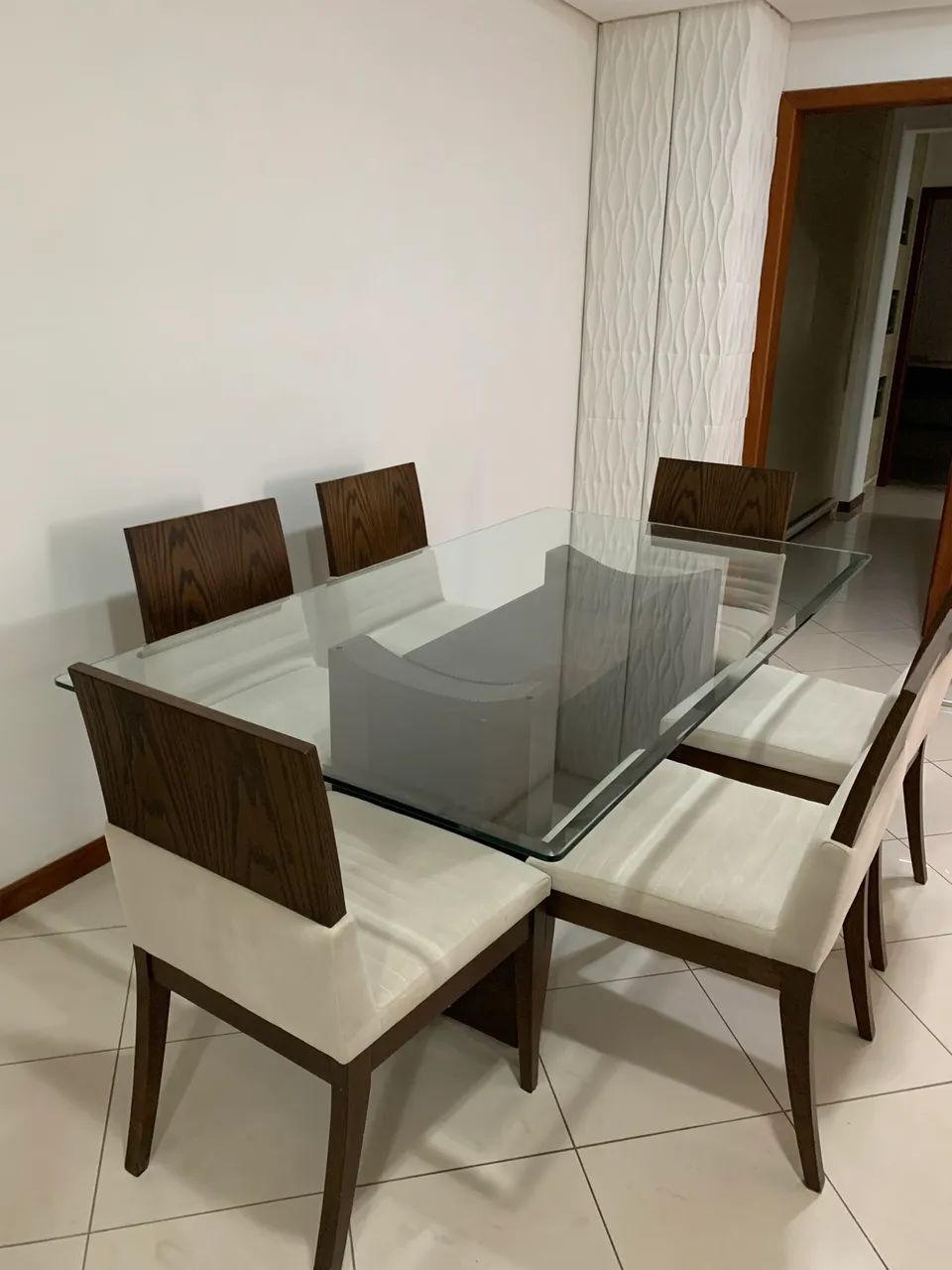 Conjunto Mesa de Jantar e Aparador.