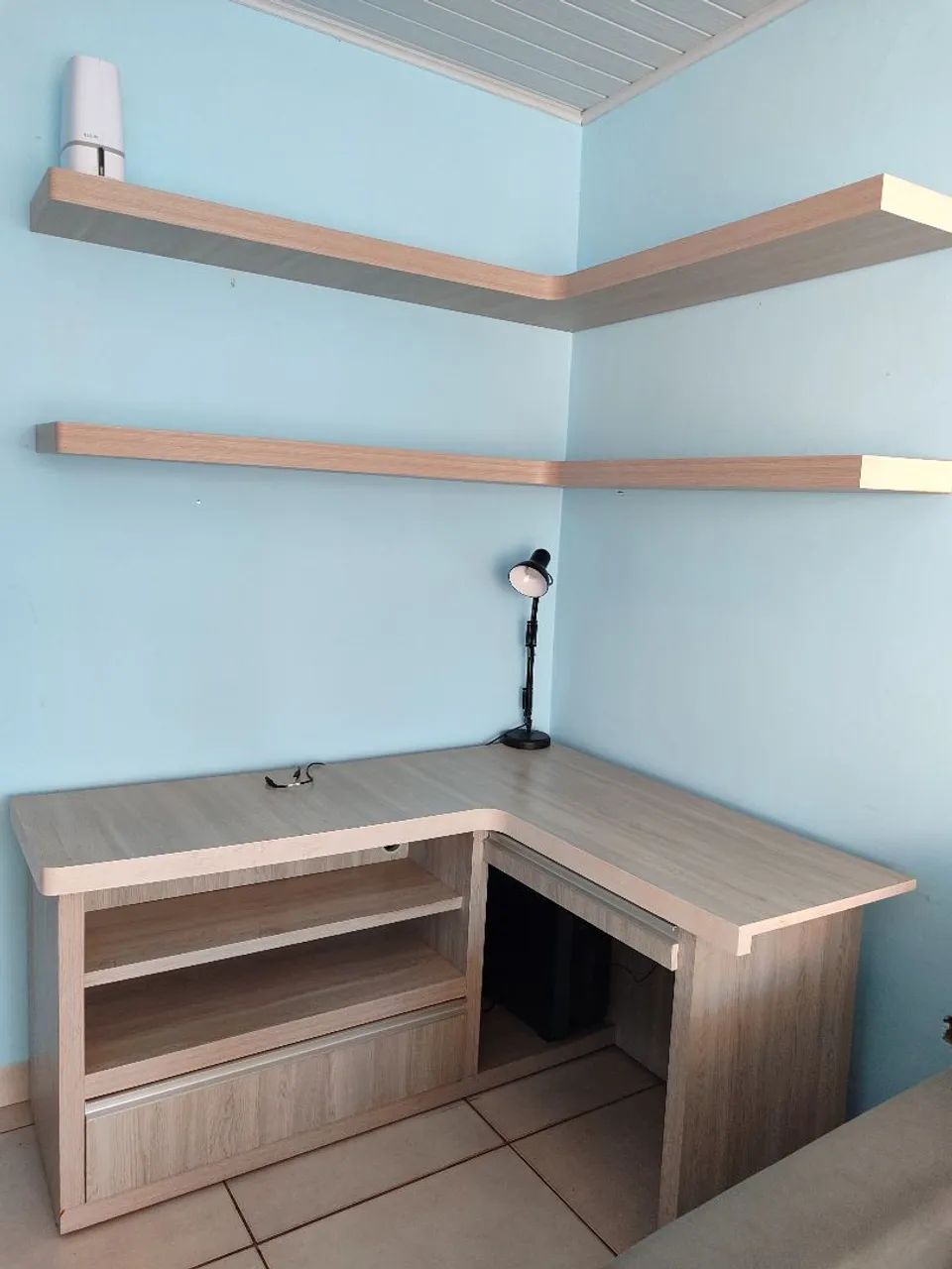 Mesa de escritório com prateleira
