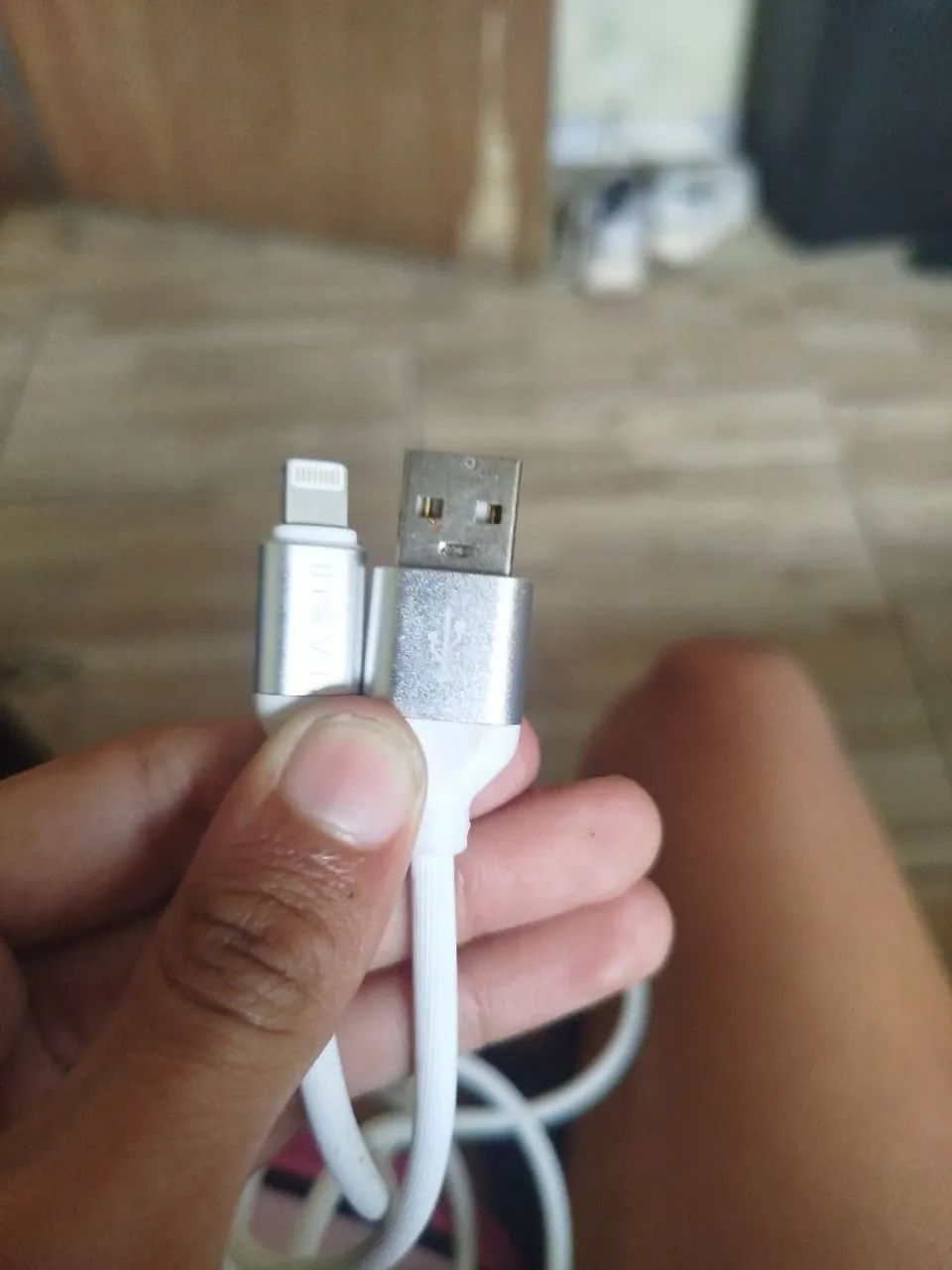 Vendo carregador de iPhone com entrada USB