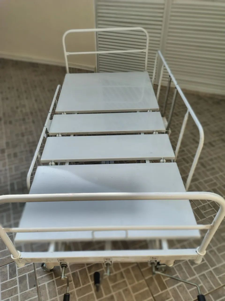 Cama hospitar manual c/elevação total c paciente entrego  - Foto 2