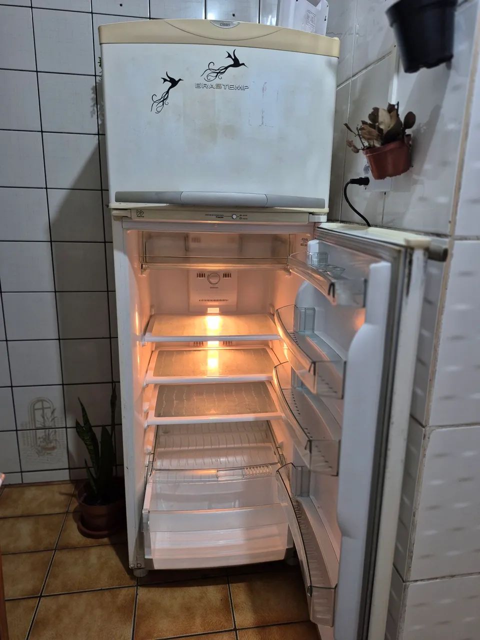 VENDO GELADEIRA APROVEITE!!! - Foto 2