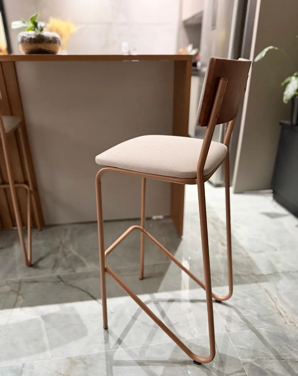 Bancada Gourmet com 2 banquetas - Excelente estado  - Foto 3