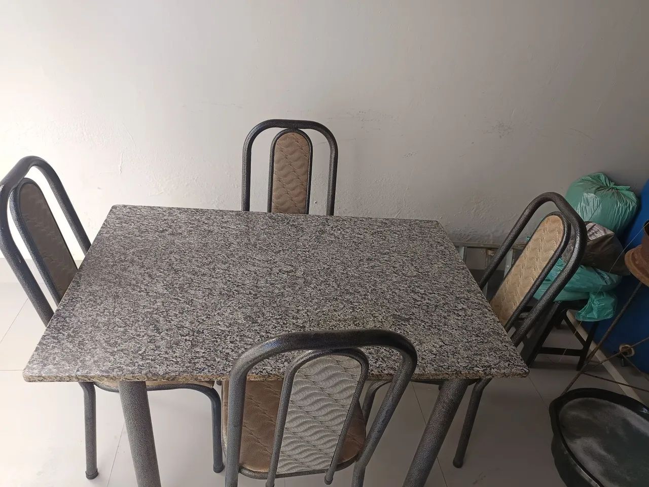 Mesa retangular de granito com 4 cadeiras  - Foto 3