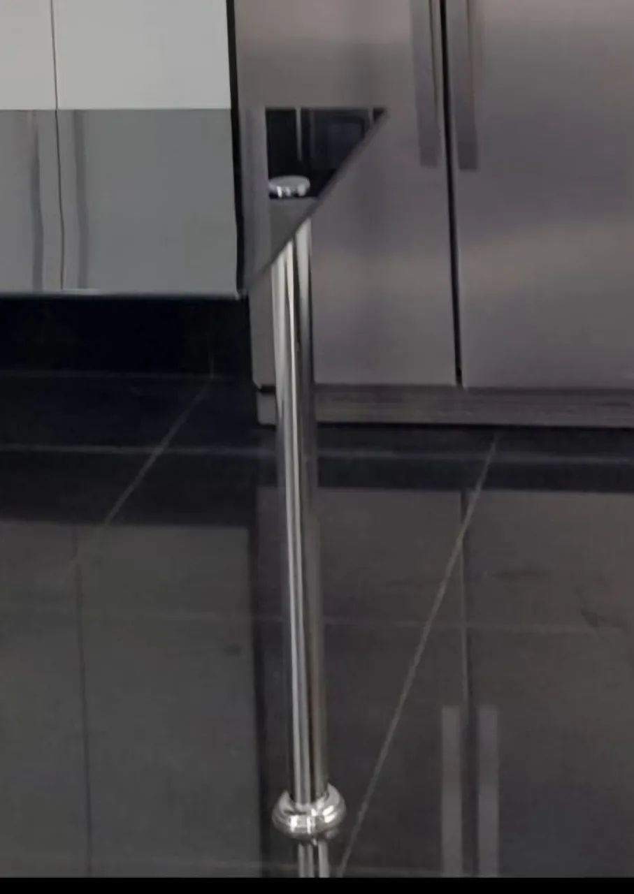 Mesa de vidro suspensa com fixação embutida e pé cromado 1.20x0.80 - Foto 2