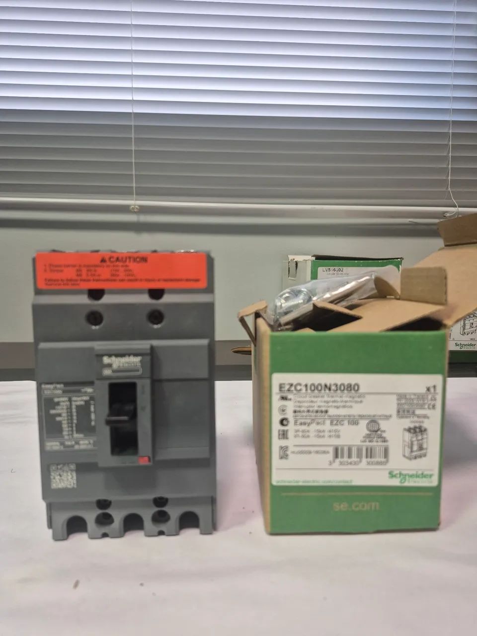 Disjuntor tripular EZC 100 N 3080 Schneider - Foto 3