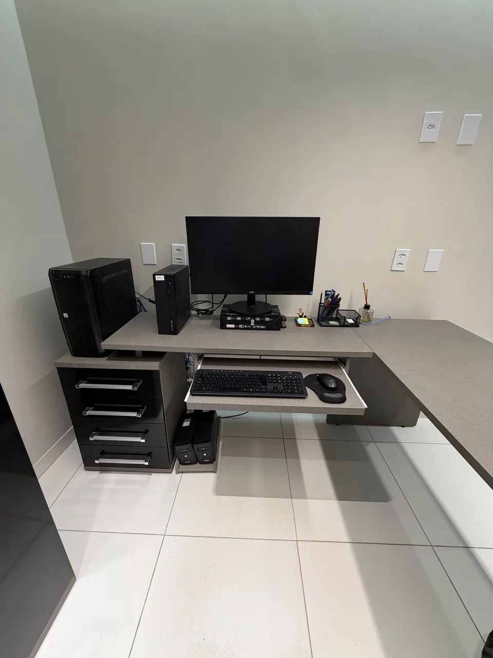 Conjunto de Mesa e Gaveteiro com gavetas pra escritório.