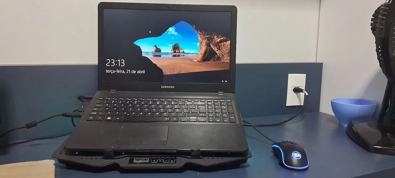 Notebook sansung, modelo:NP300E5M. Completo com base de resfriamento e mause cobra redrago