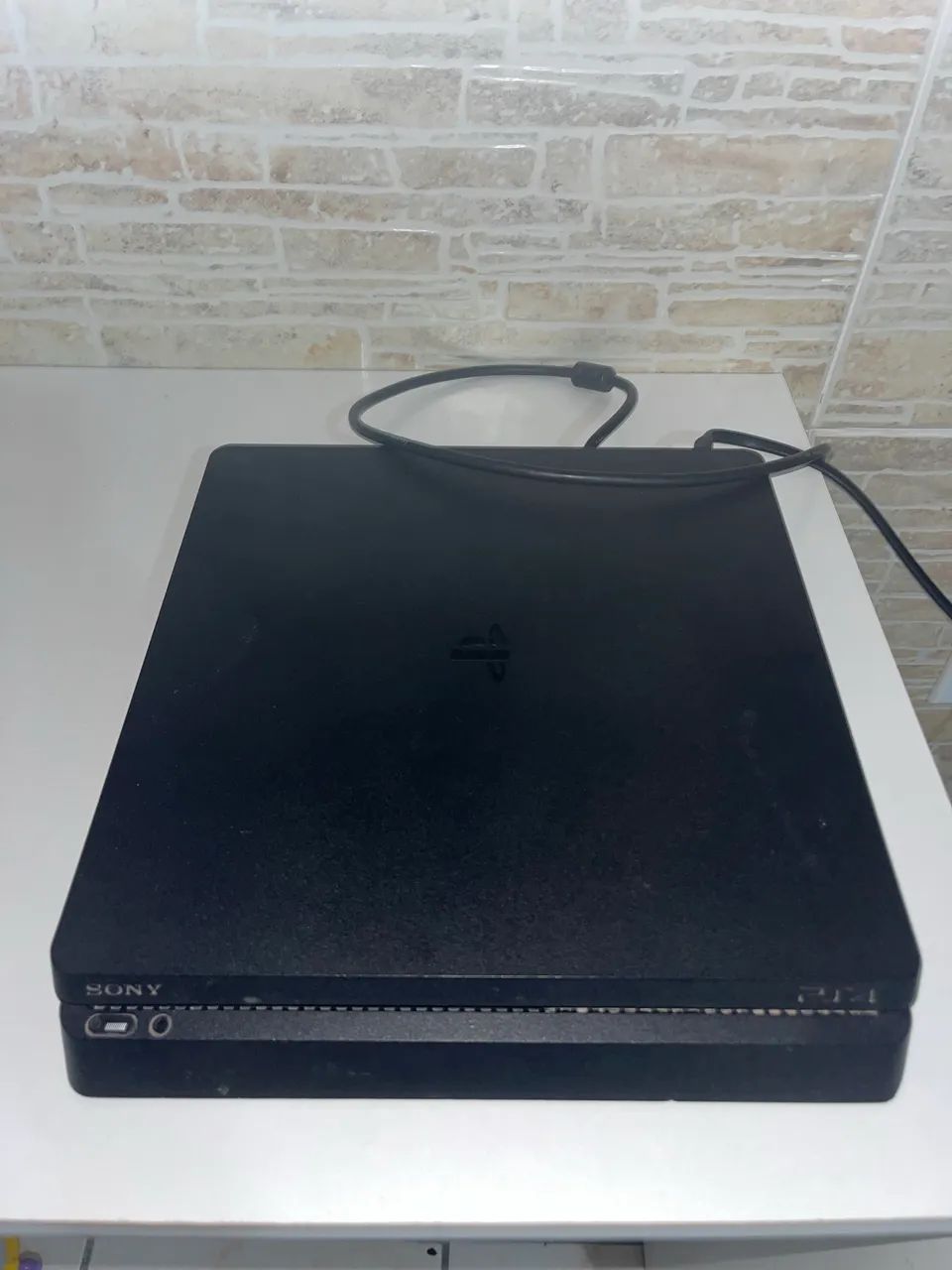 PS4 - 860 GB com 2 jogos (CD) e um controle com problema do L2.