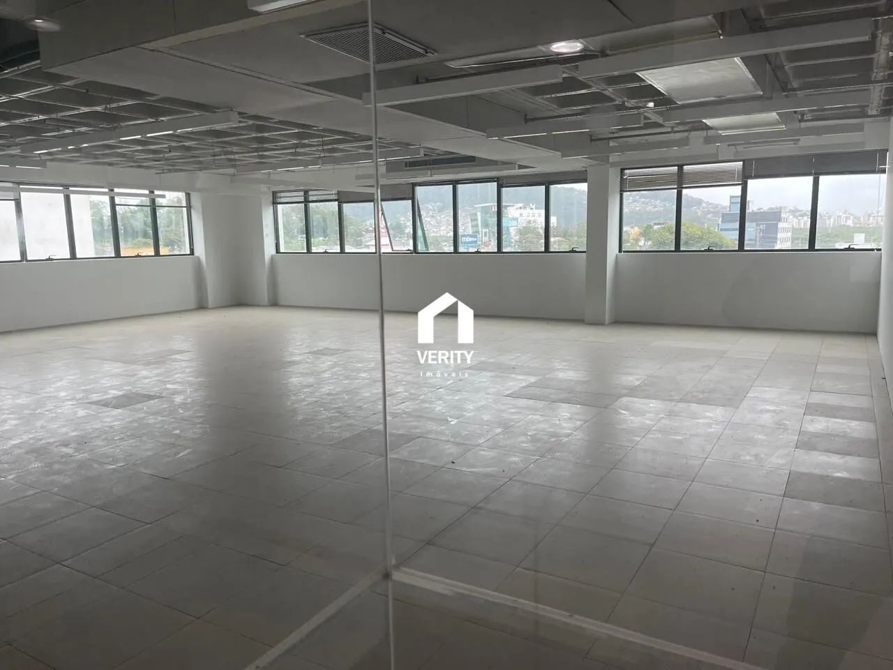 Sala comercial com 230,69 m² com 2 vagas  Techno Towers, SC-401