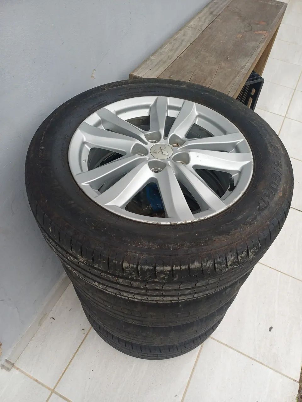 Aro com pneu original asx Mitsubishi aro 17 pneu quase zero so pneu paguei 4k - Foto 3