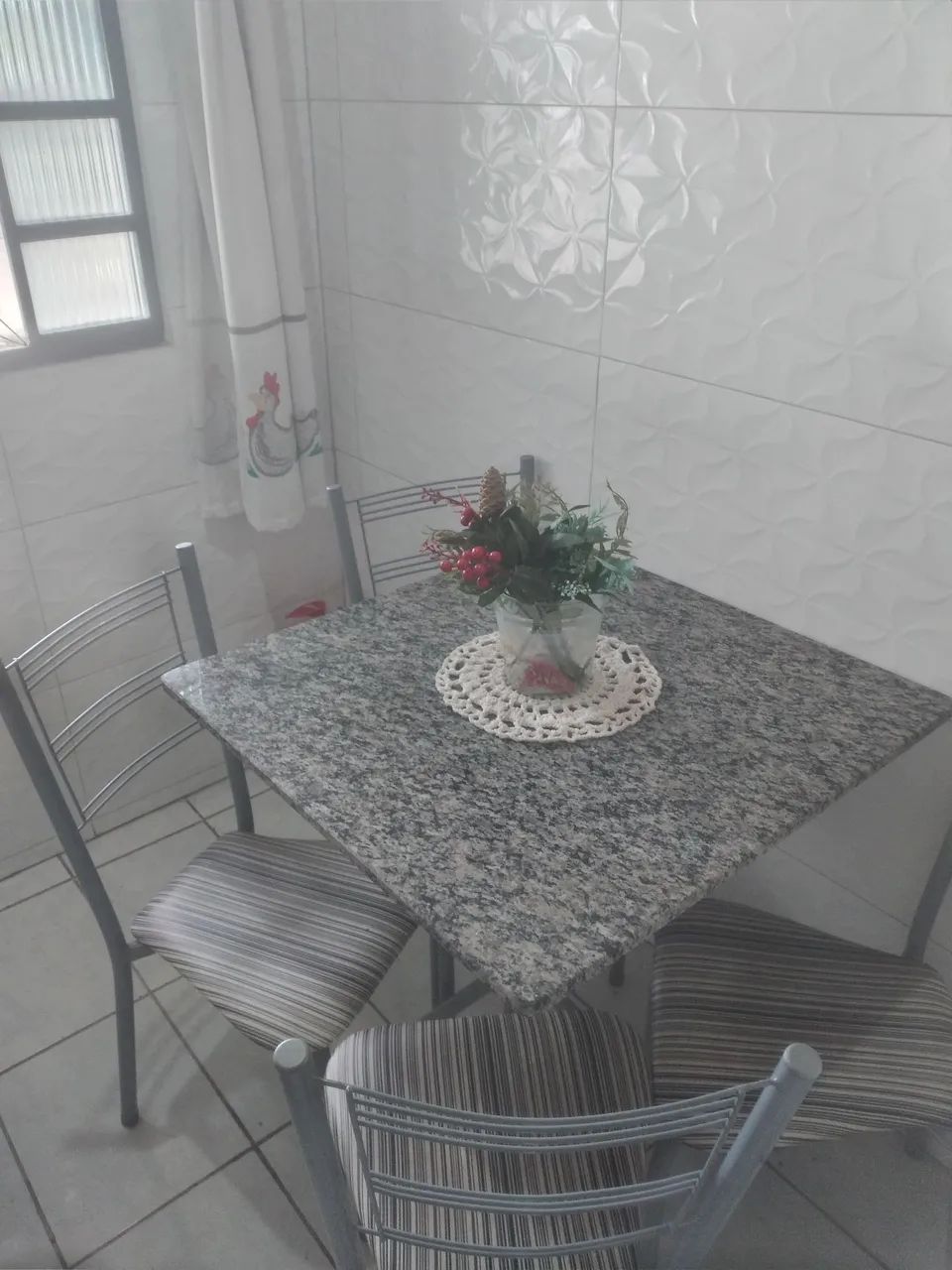 Vendo mesa com 4 cadeiras, ótimo estado de conservação.  - Foto 2