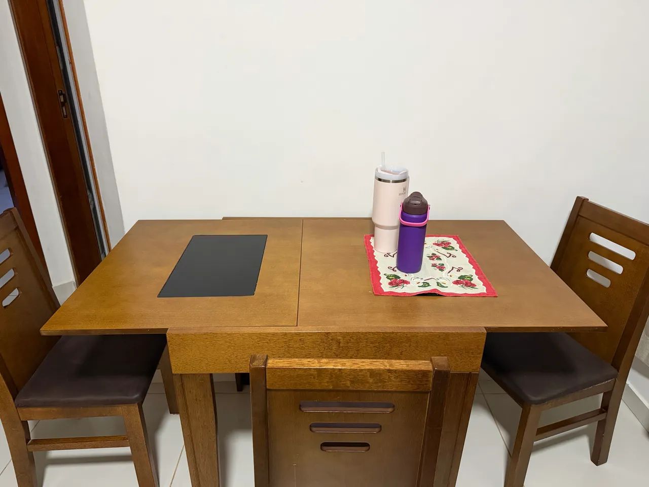 Mesa de madeira 4 lugares 