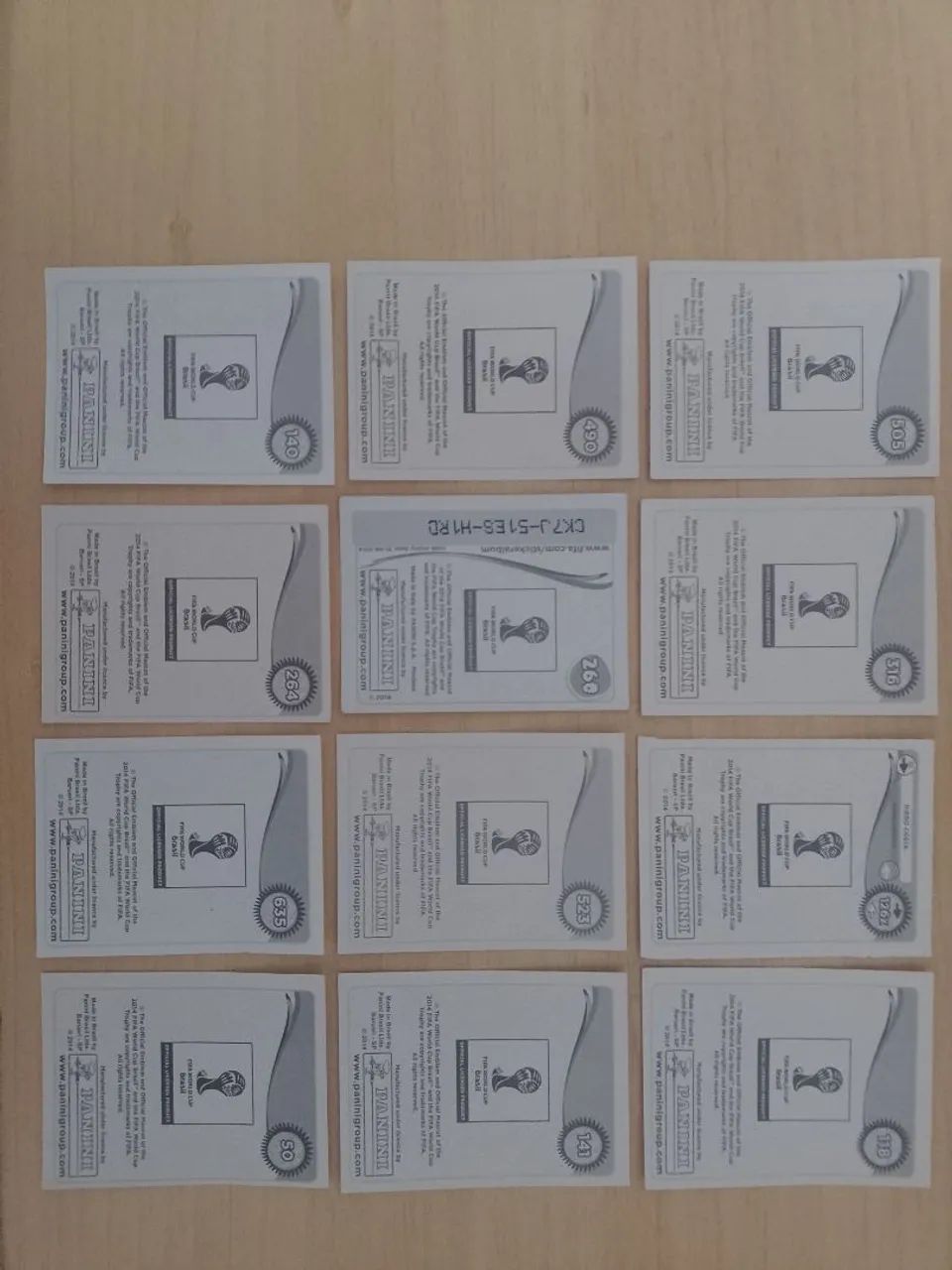 Lote com 12 figurinhas,1 escudo e 11 grandes jogadores da copa de 2014!!! - Foto 2