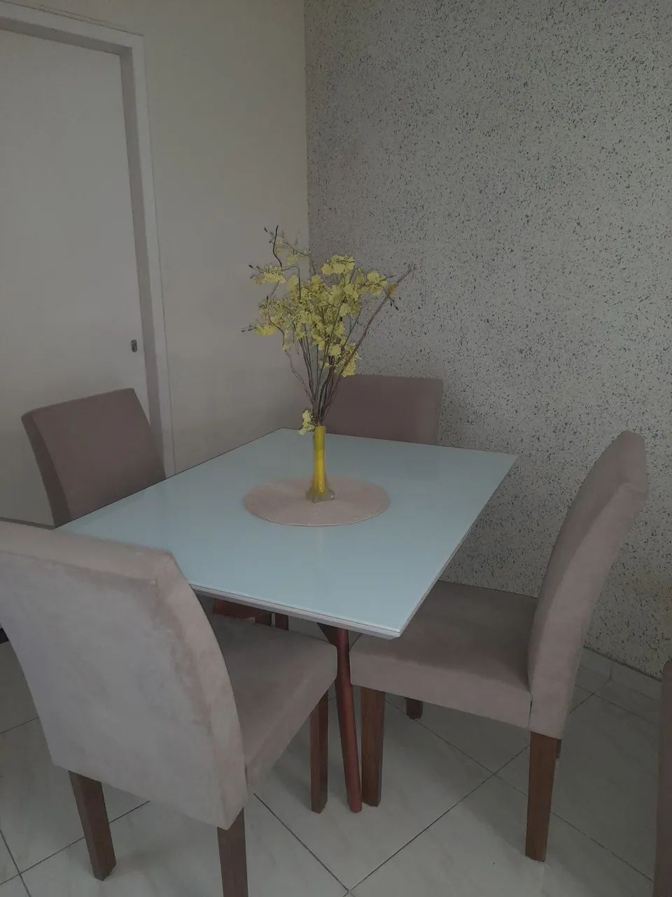 Mesa com cadeiras. - Foto 2