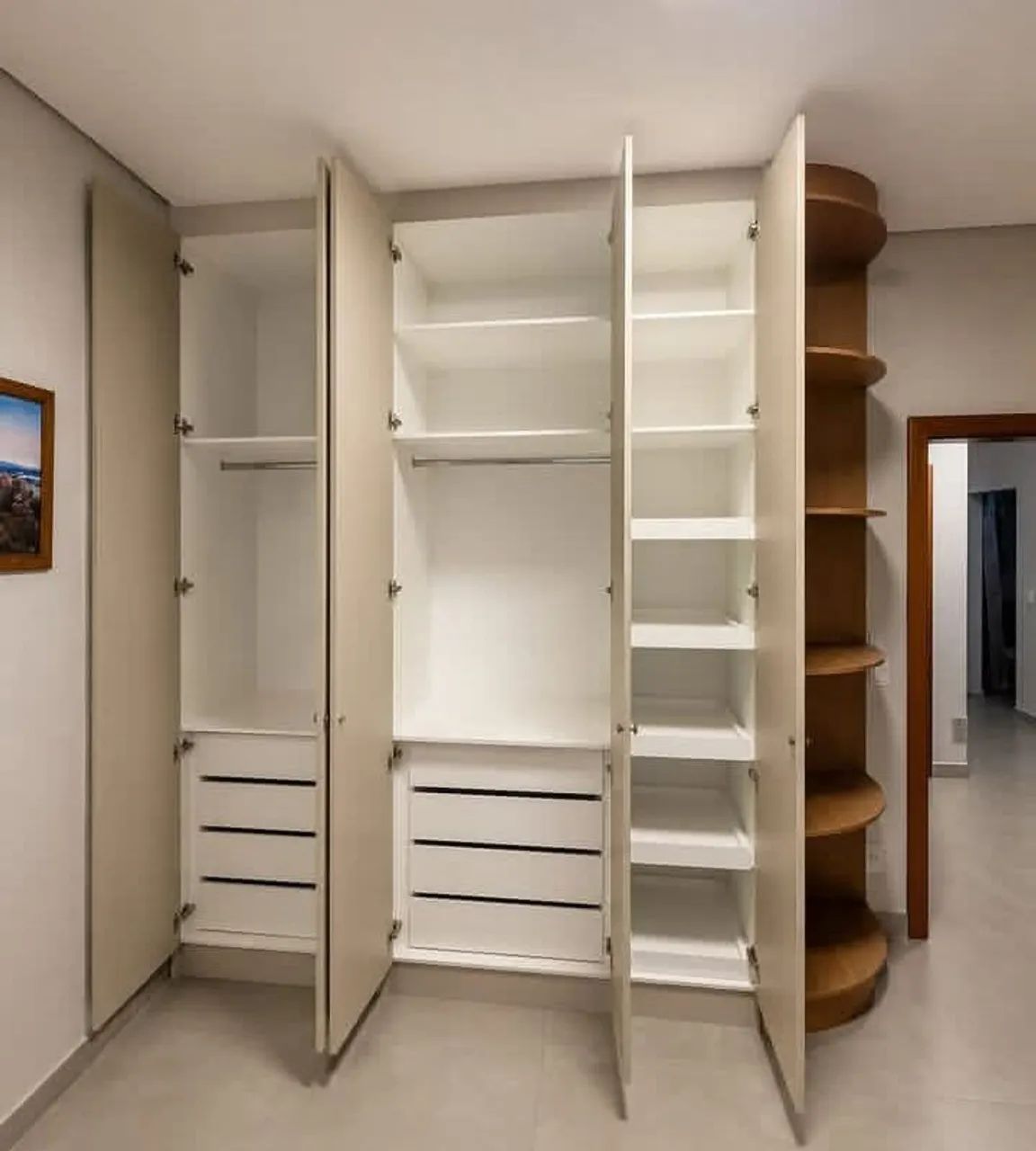 Roupeiro Com Design Lateral 