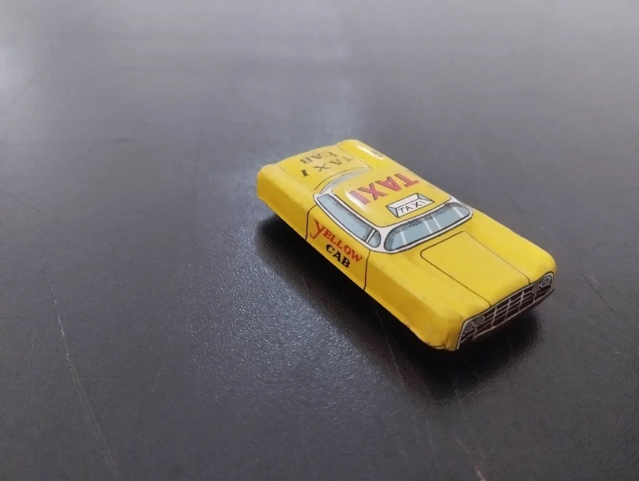 Carrinho de lata antigo