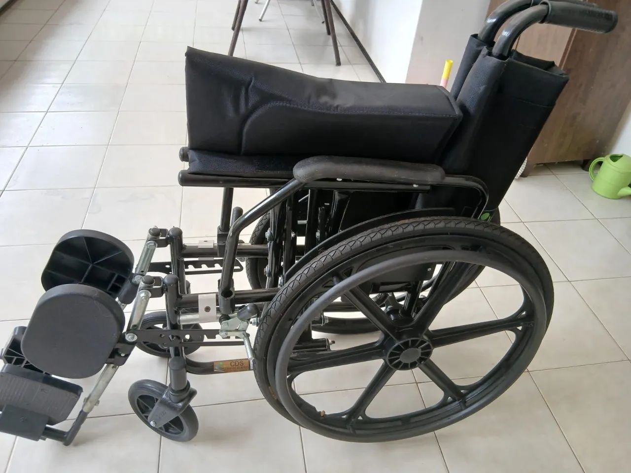 VENDO UMA CADEIRA DE RODA - Foto 5