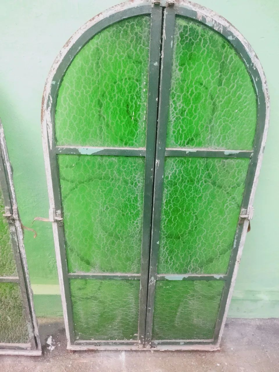Janelas capelinha com grades em arabescos  - Foto 3