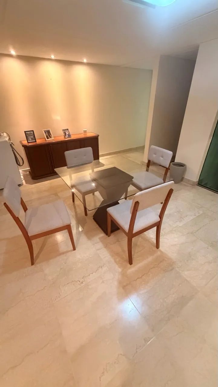 Meda 4 lugares e cadeiras
