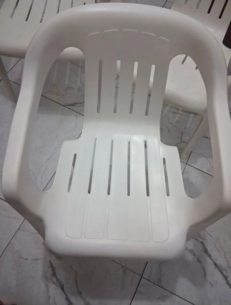 Cadeira plástica branca.(05 unidades)