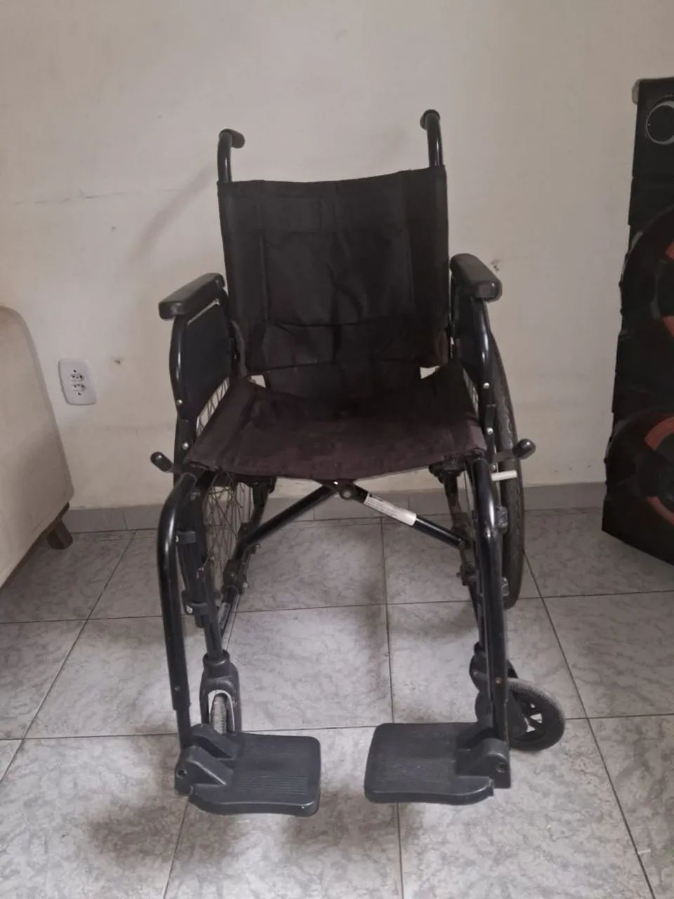 Cadeira de rodas semi nova e de banho nova - PCD