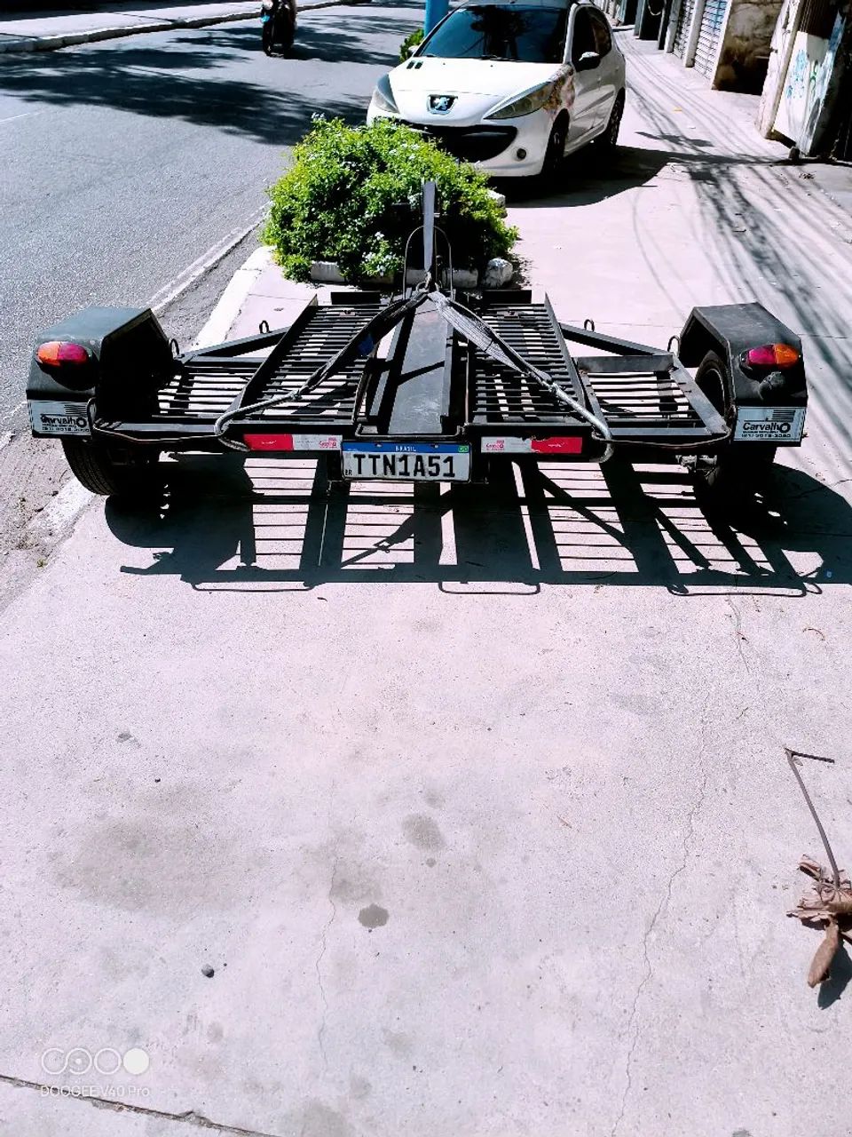 Carretinha com 2 pneus novos e com amortecedor  - Foto 2