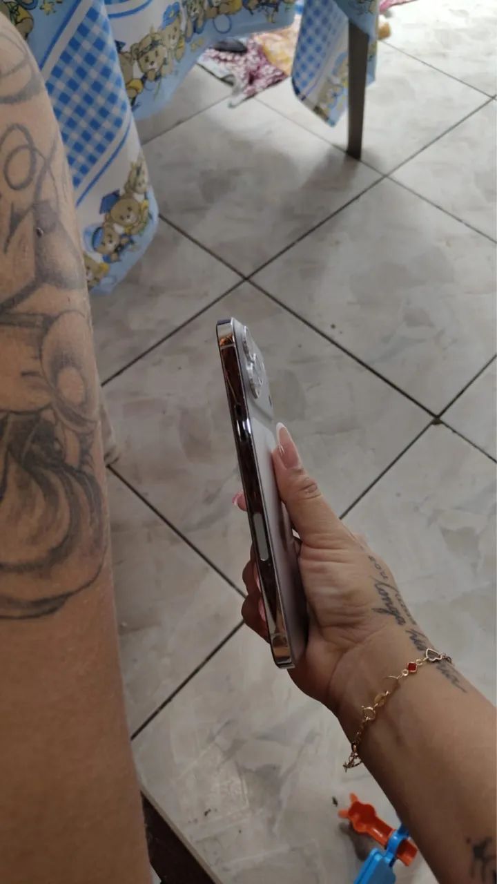 iPhone 13 Pro Max com adesivo 17 Pro Max - Foto 4