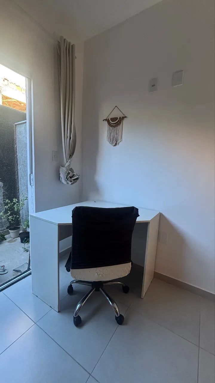 Escrivaninha de canto 