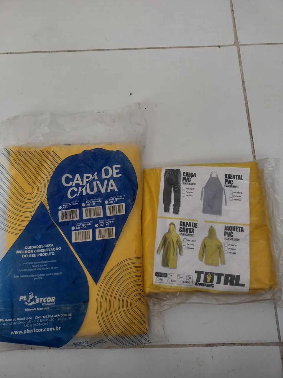 Duas capas de chuva nova 