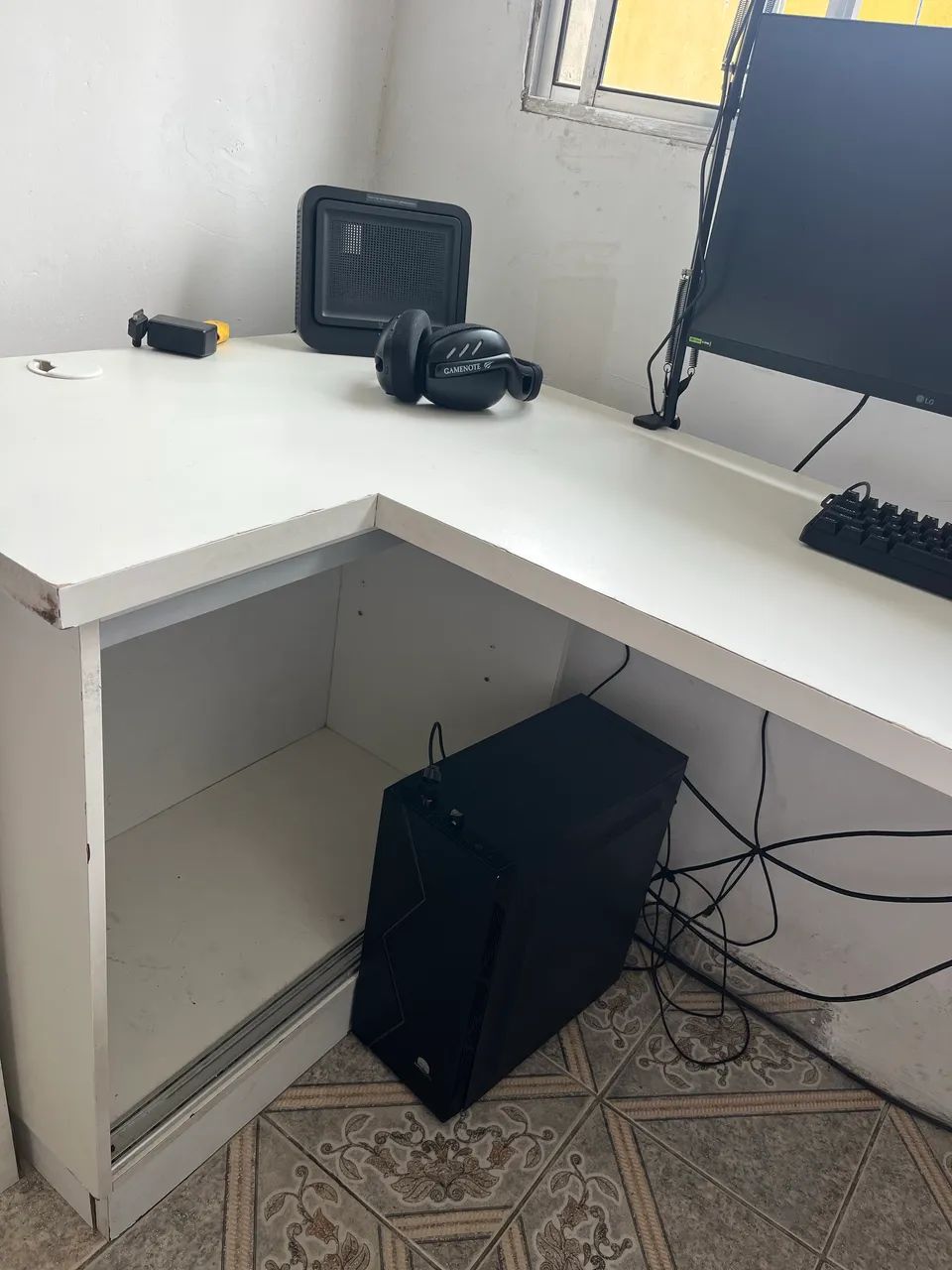 Mesa de escritório e computador 